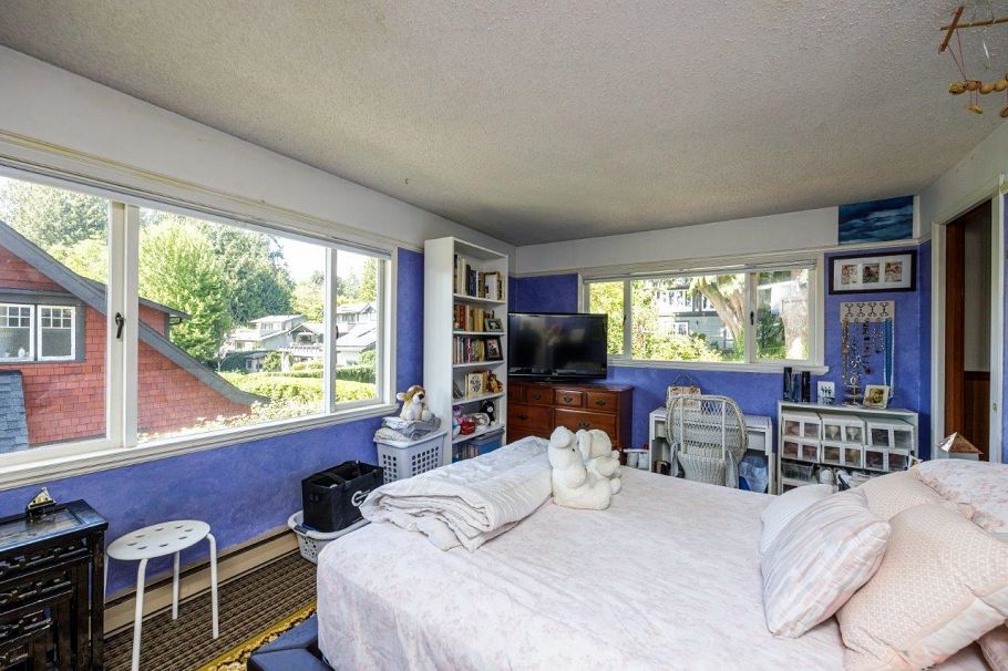 368 E Kings Road North Vancouver, BC - 25