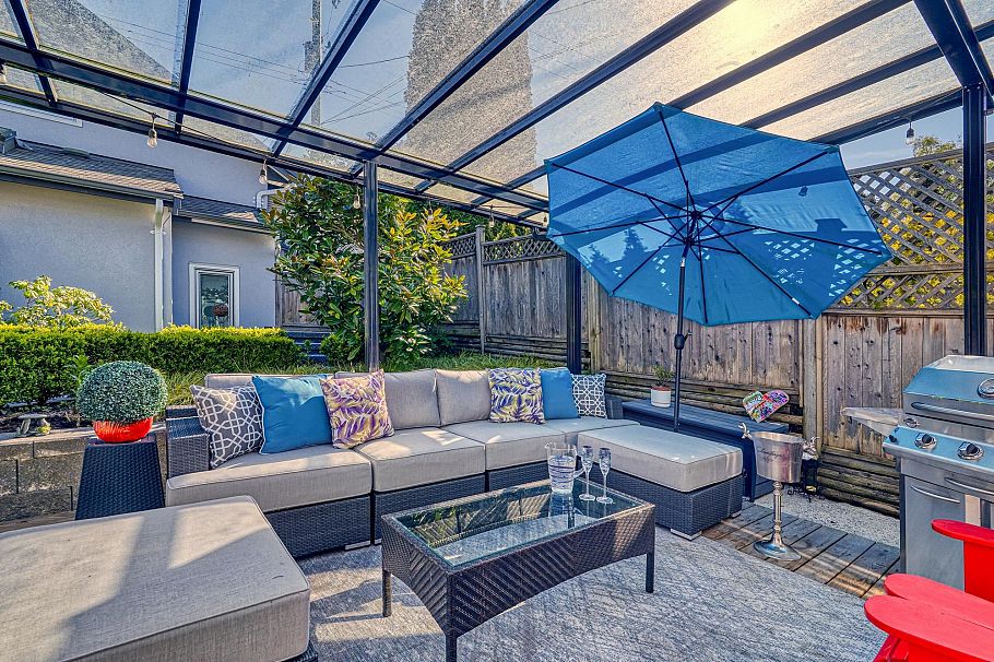 4218 W 10th Avenue Vancouver, BC - 1