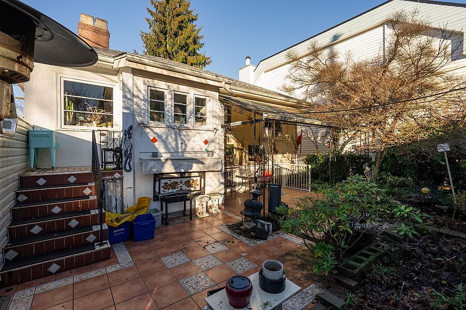 228 E 26th Avenue Vancouver, BC - 26