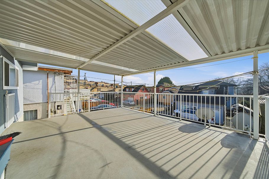 154 E 64th Avenue Vancouver, BC - 11