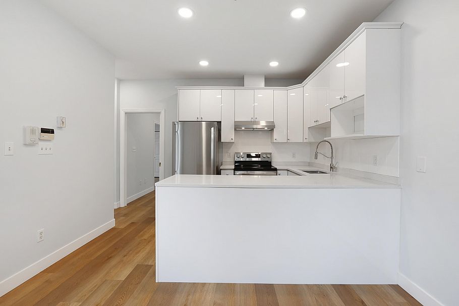 2988 School Avenue Vancouver, BC - 9