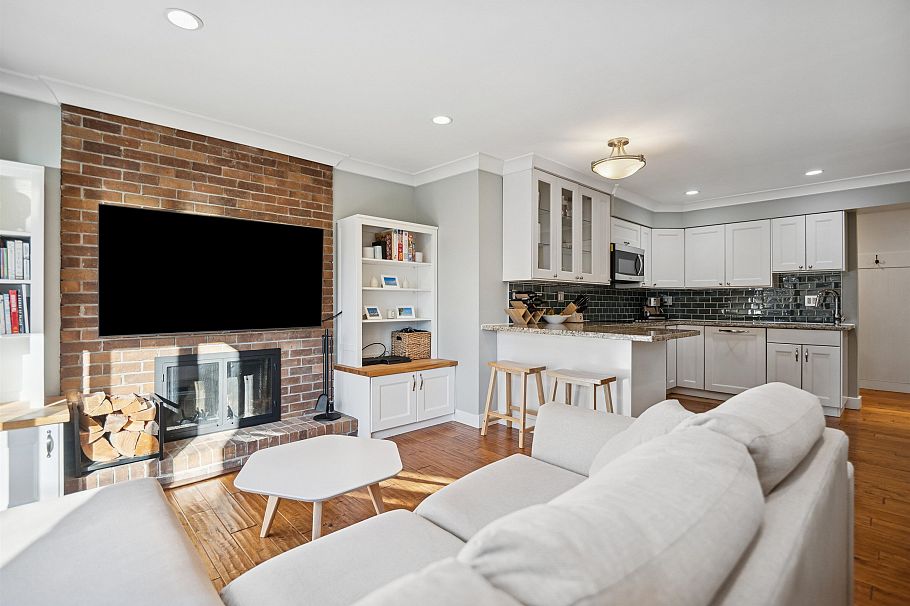 202 1157 Nelson Street Vancouver, BC - 1