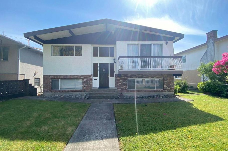 2704 Ward Street Vancouver, BC - 1