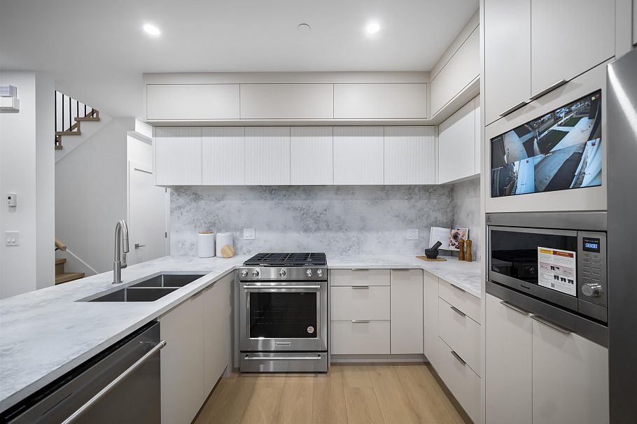 1 2386 E 45th Avenue Vancouver, BC - 8