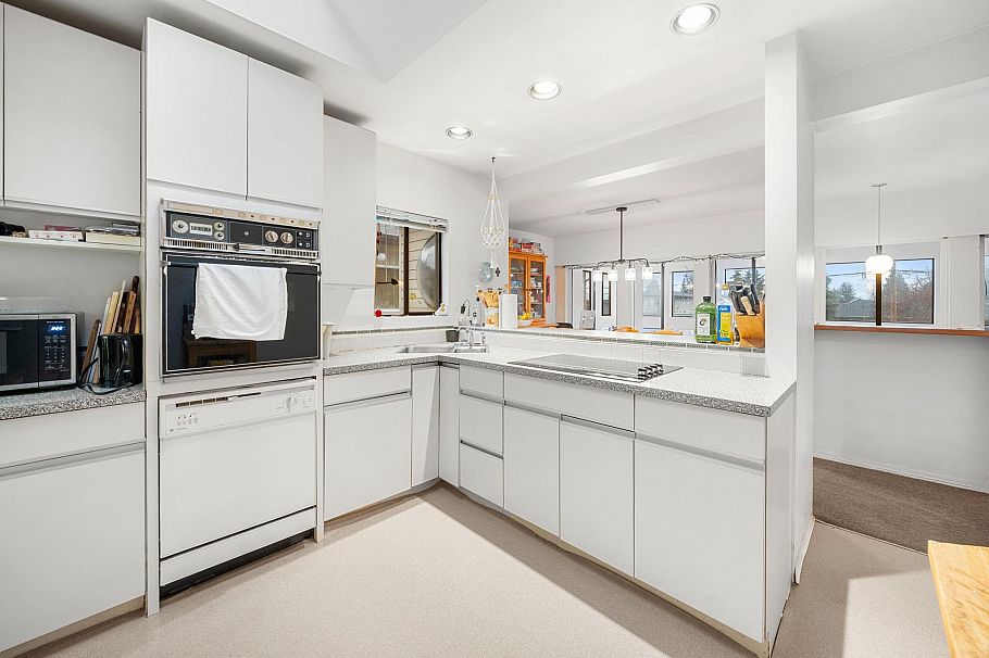 741 E 14th Street North Vancouver, BC - 8