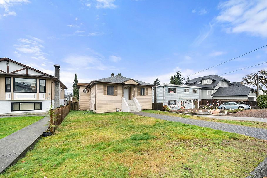 741 E 14th Street North Vancouver, BC - 33