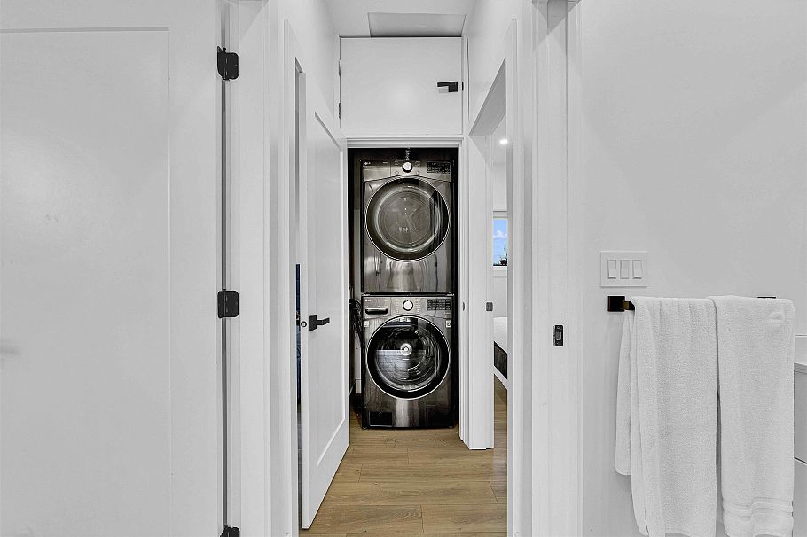 2666 E 8th Avenue Vancouver, BC - 26