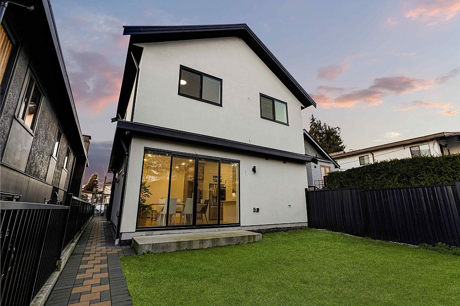 2666 E 8th Avenue Vancouver, BC - 4