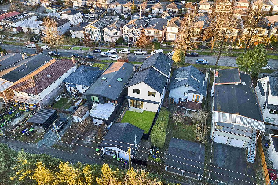 2666 E 8th Avenue Vancouver, BC - 28