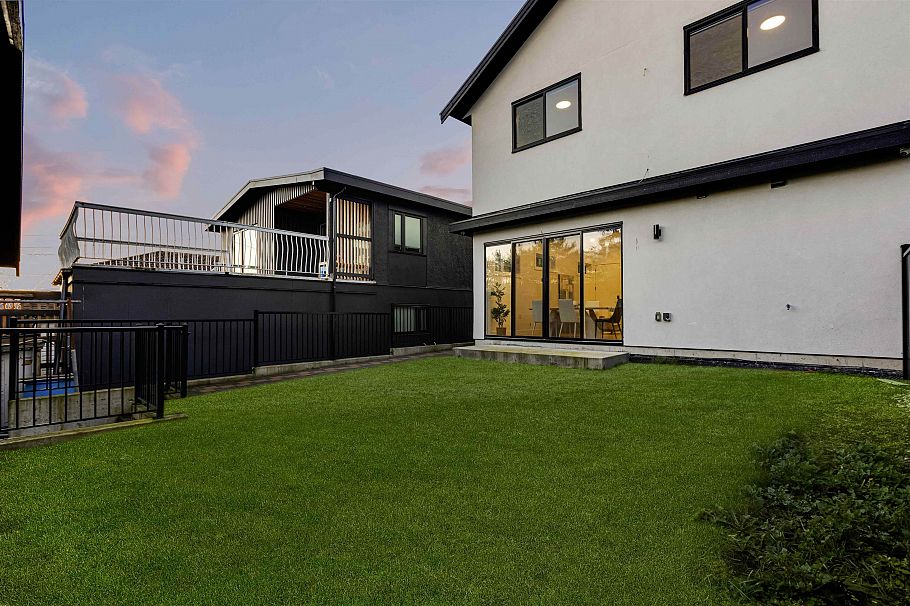 2666 E 8th Avenue Vancouver, BC - 6