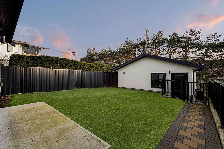 2666 E 8th Avenue Vancouver, BC - 3