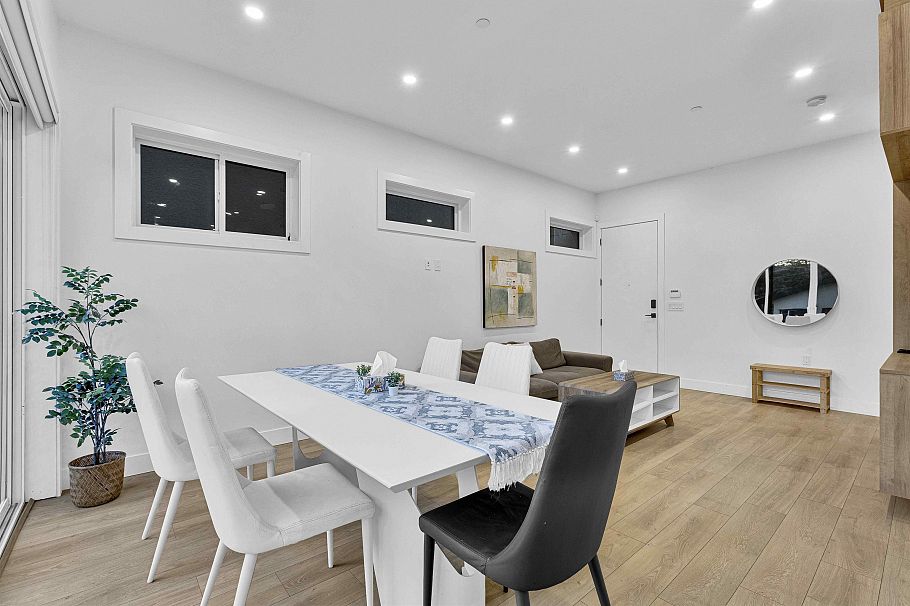 2666 E 8th Avenue Vancouver, BC - 11