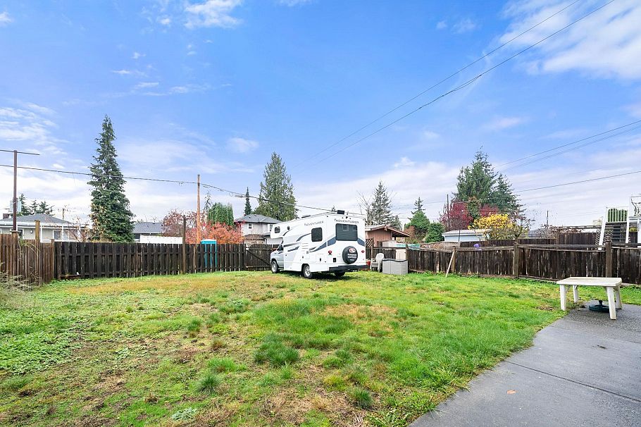 741 E 14th Street North Vancouver, BC - 31