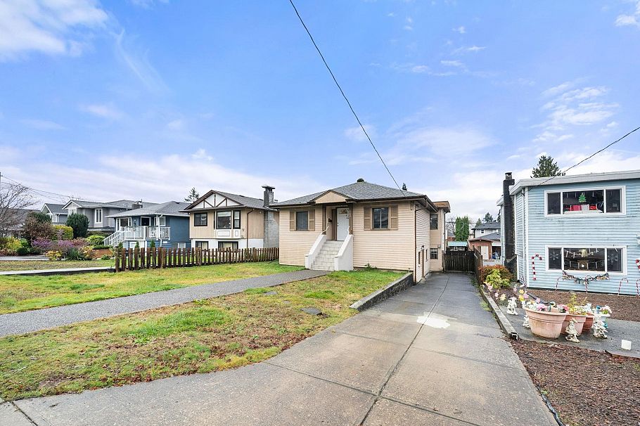 741 E 14th Street North Vancouver, BC - 34