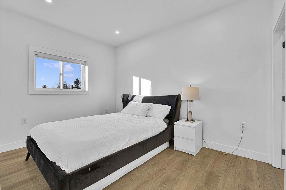 2666 E 8th Avenue Vancouver, BC - 18