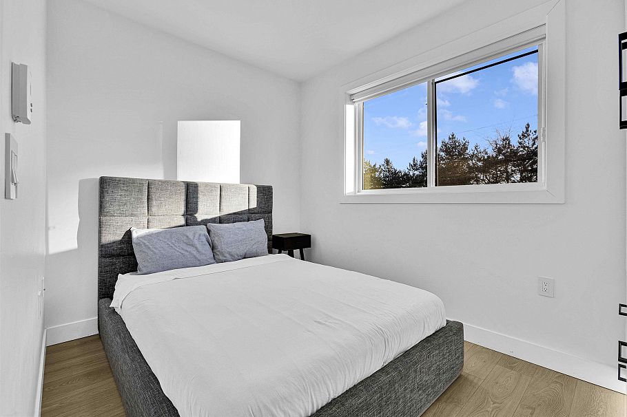 2666 E 8th Avenue Vancouver, BC - 24