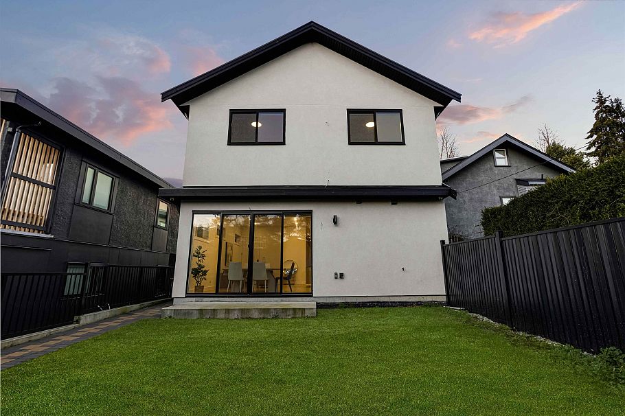 2666 E 8th Avenue Vancouver, BC - 5