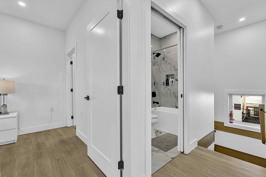 2666 E 8th Avenue Vancouver, BC - 17