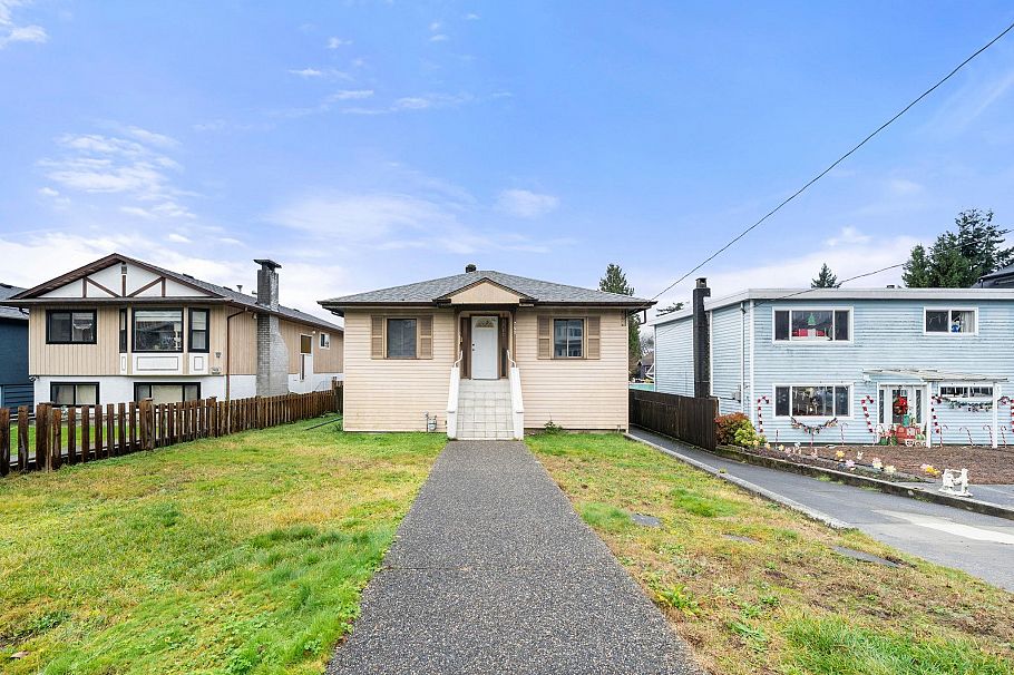 741 E 14th Street North Vancouver, BC - 35