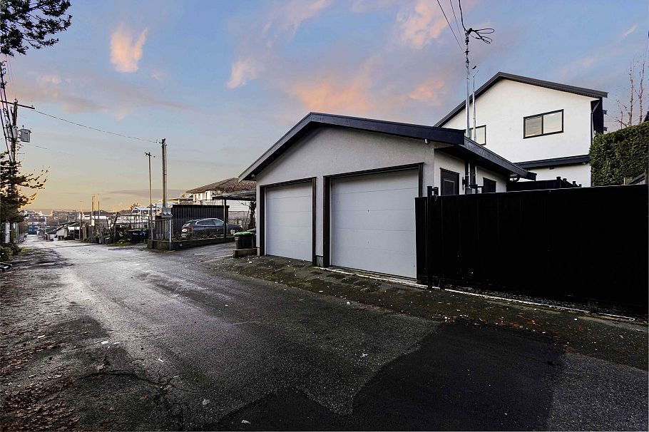 2666 E 8th Avenue Vancouver, BC - 27