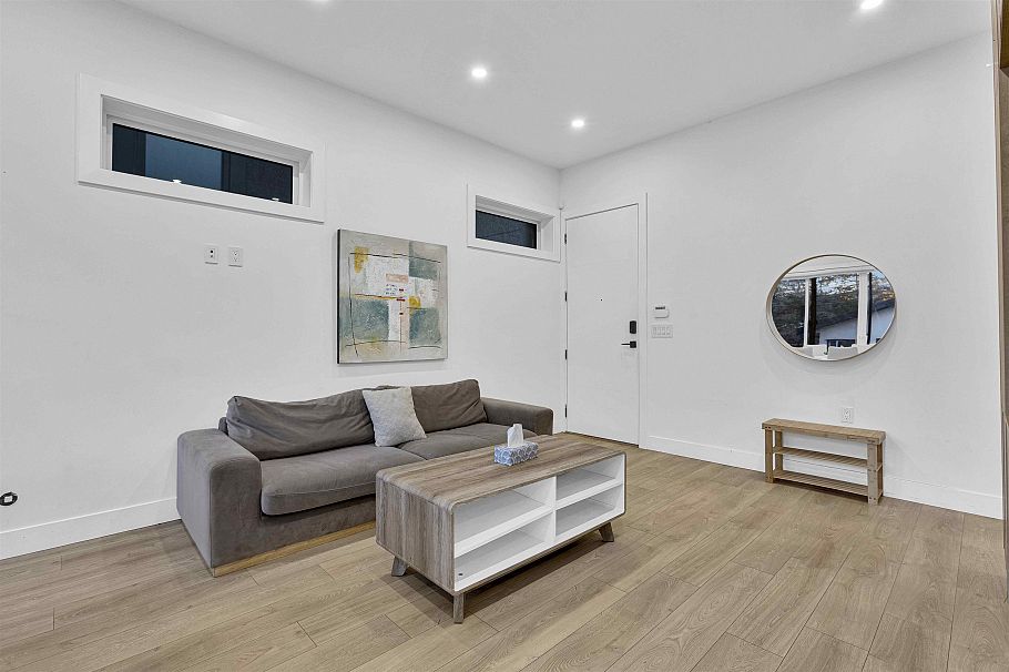 2666 E 8th Avenue Vancouver, BC - 9