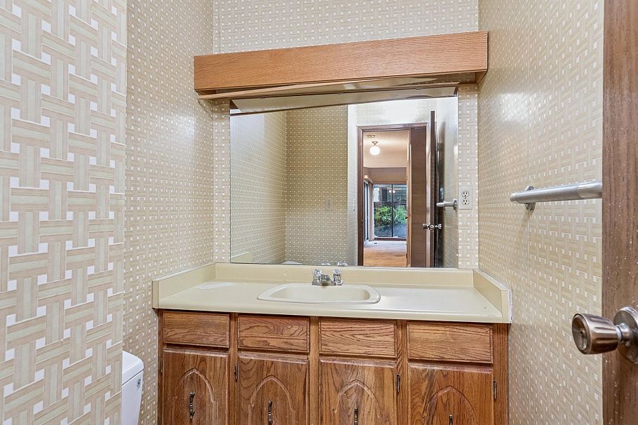 1494 Ross Road North Vancouver, BC - 31