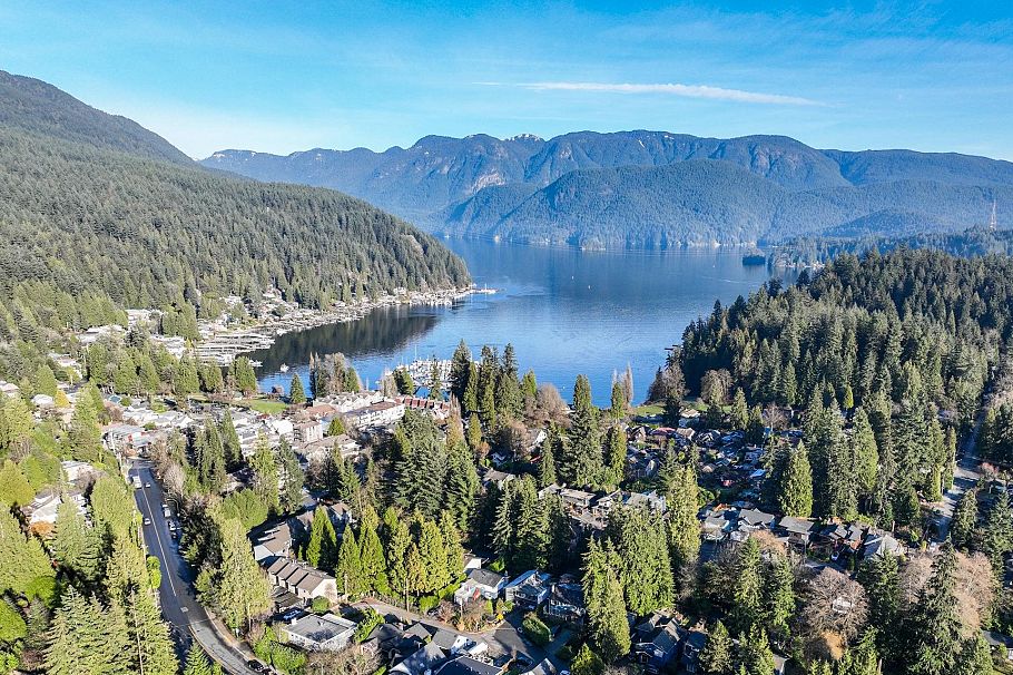 2060 Deep Cove Crescent North Vancouver, BC - 34
