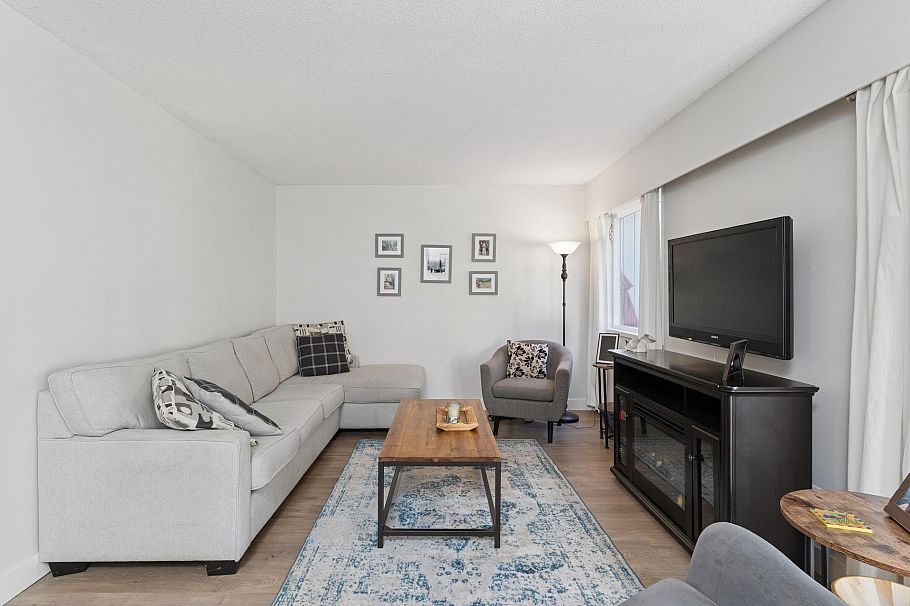 2060 Deep Cove Crescent North Vancouver, BC - 3