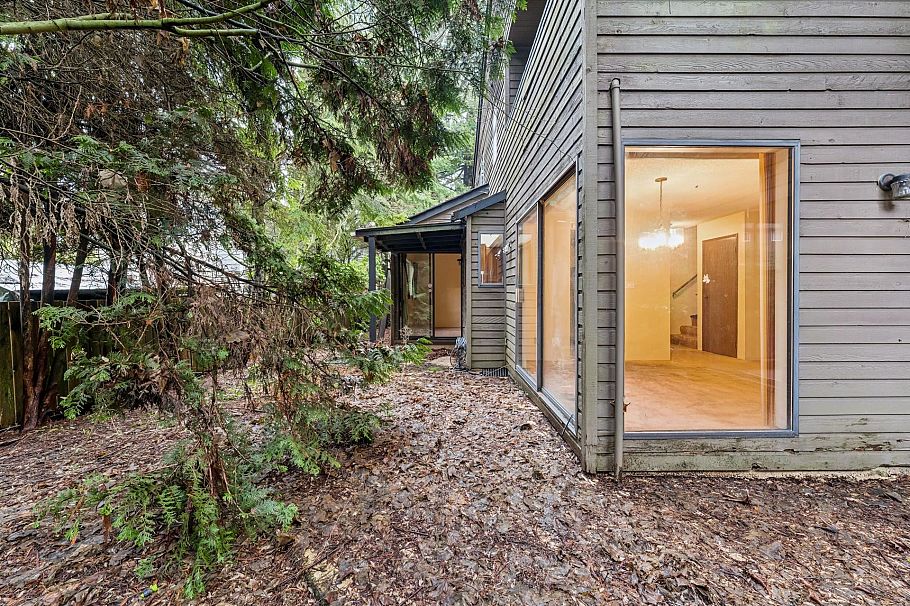 1494 Ross Road North Vancouver, BC - 36