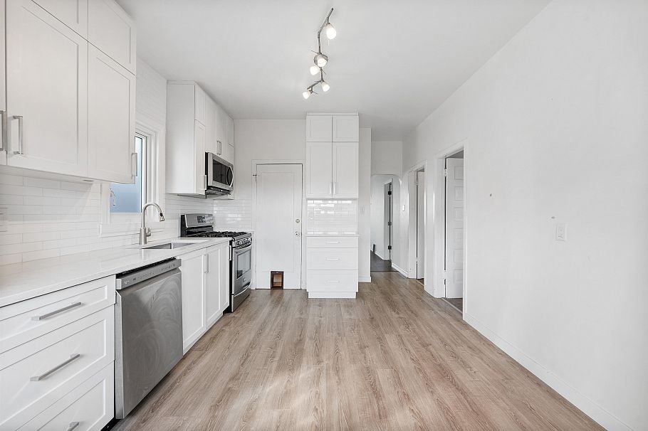 1732 E 3rd Avenue Vancouver, BC - 17