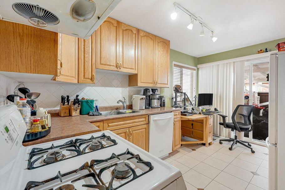 6979 Gladstone Street Vancouver, BC - 7