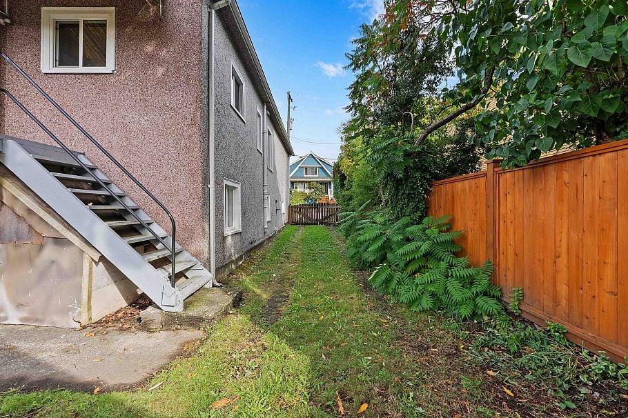 1732 E 3rd Avenue Vancouver, BC - 29