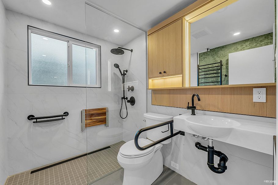 3729 St. Georges Avenue North Vancouver, BC - 23