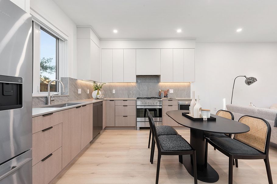 323 N Kamloops Street Vancouver, BC - 4