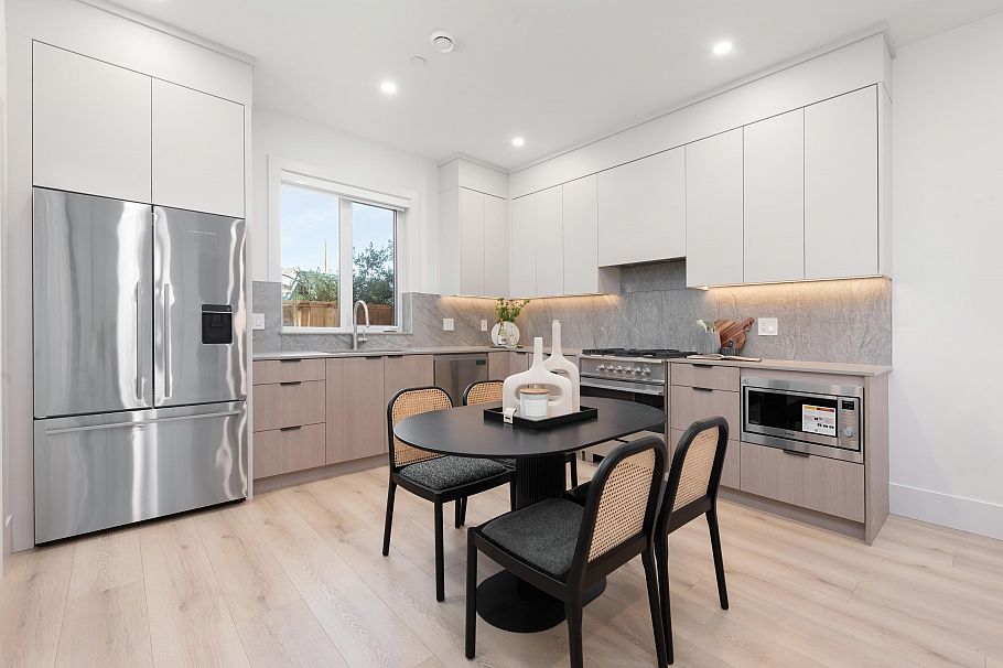 323 N Kamloops Street Vancouver, BC - 3