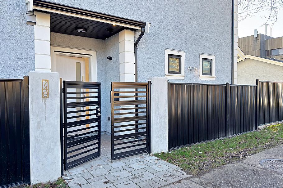 748 E 47th Avenue Vancouver, BC - 2