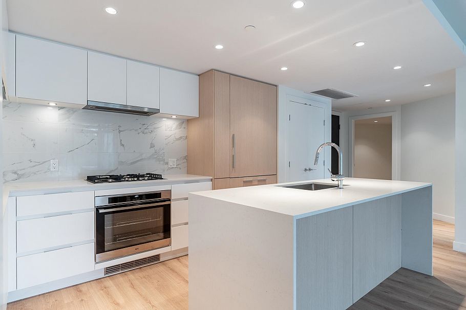 401 1500 Fern Street North Vancouver, BC - 1