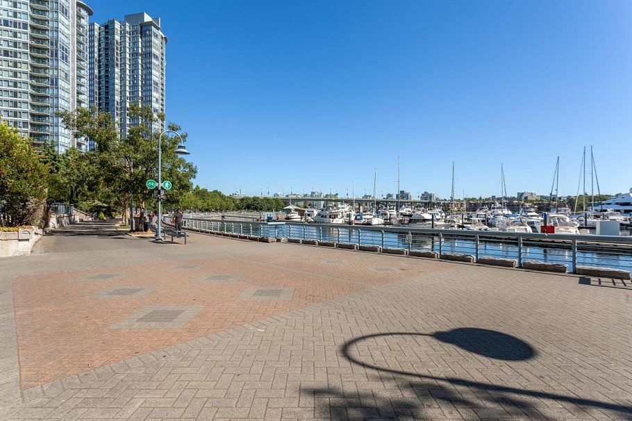 1705 1228 Marinaside Crescent Vancouver, BC - 30