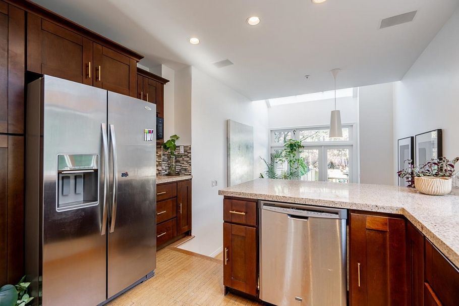 3241 W 6th Avenue Vancouver, BC - 9