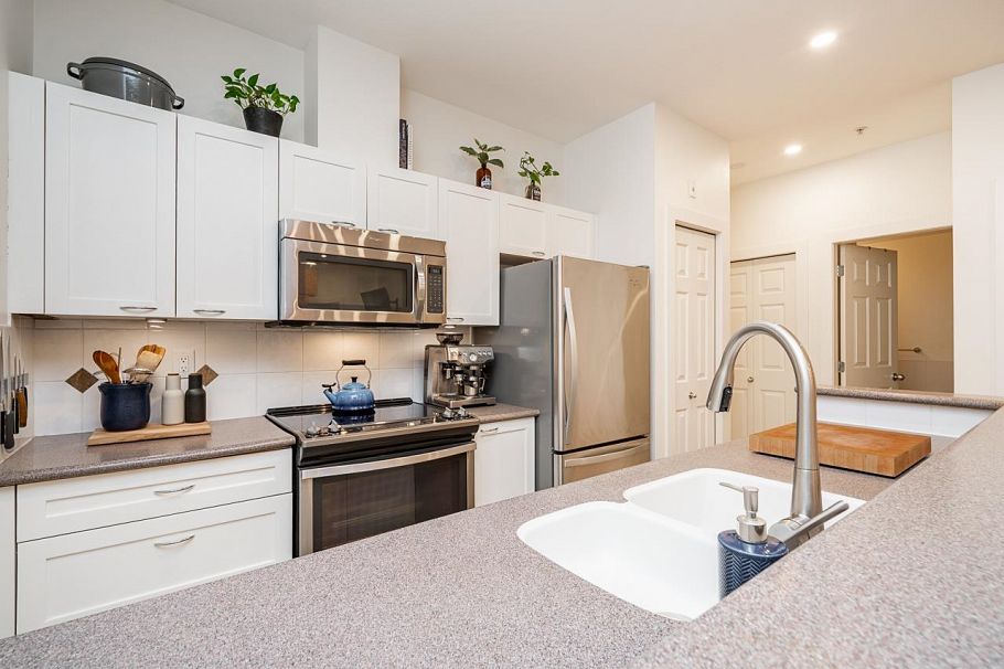 202 131 W 3rd Street North Vancouver, BC - 19