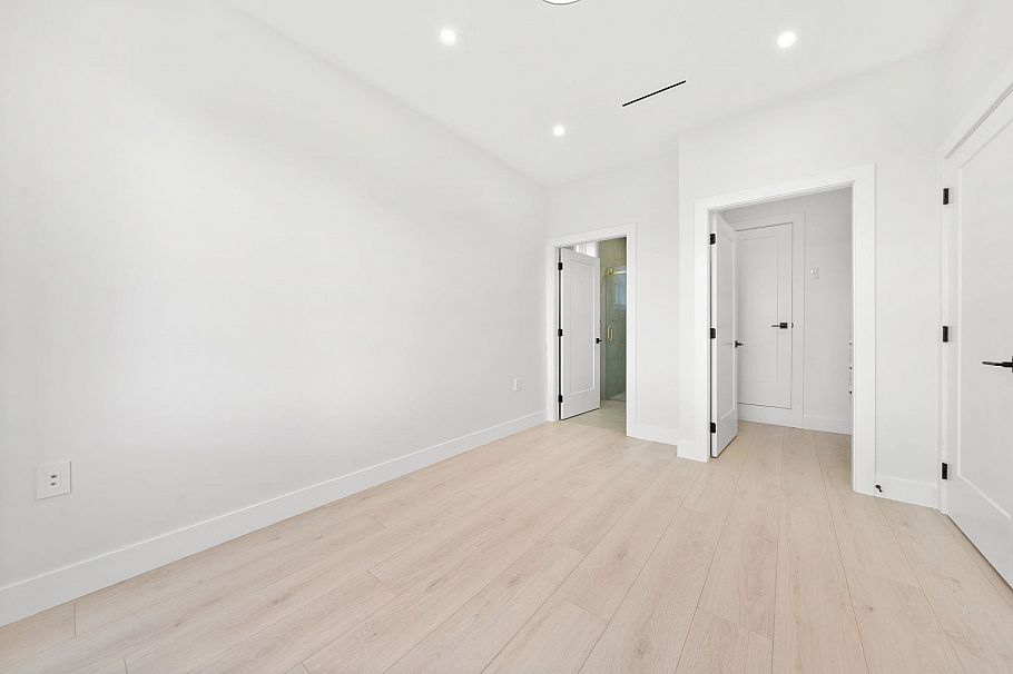 1 3274 E 44th Avenue Vancouver, BC - 38