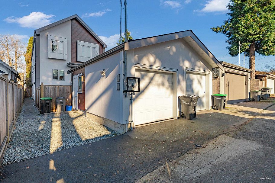 3172 W 26th Avenue Vancouver, BC - 35