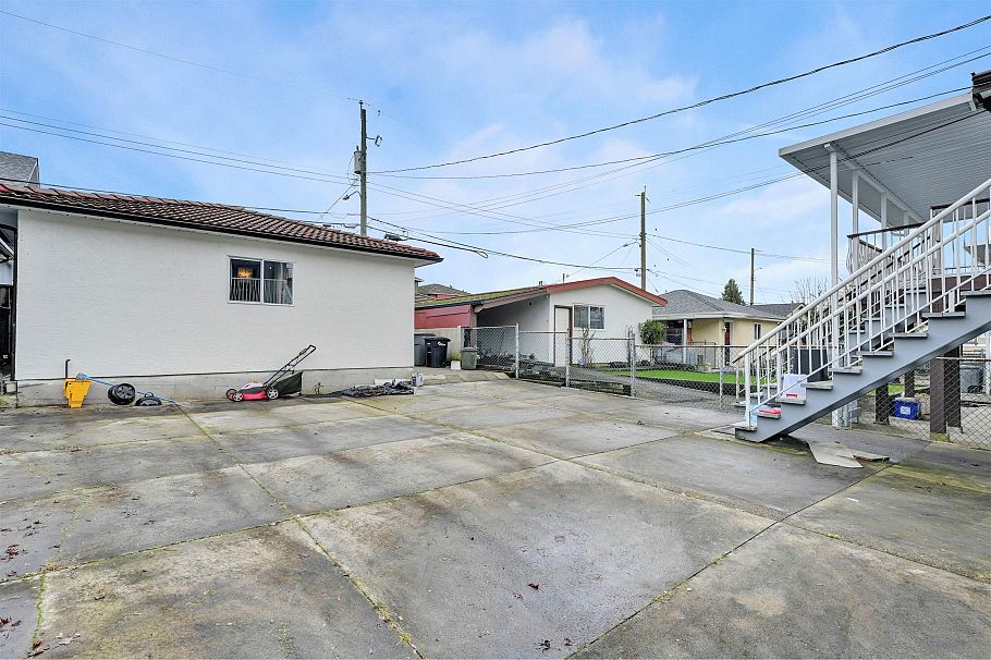 3153 Parker Street Vancouver, BC - 24