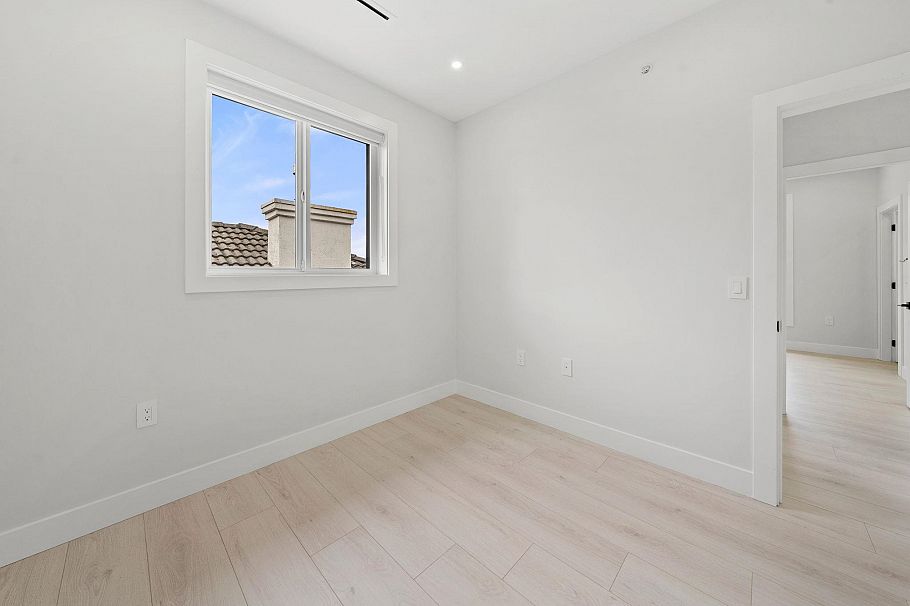 1 3274 E 44th Avenue Vancouver, BC - 25