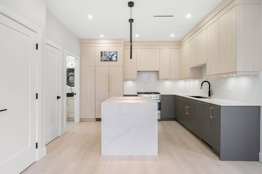 1 3274 E 44th Avenue Vancouver, BC - 10