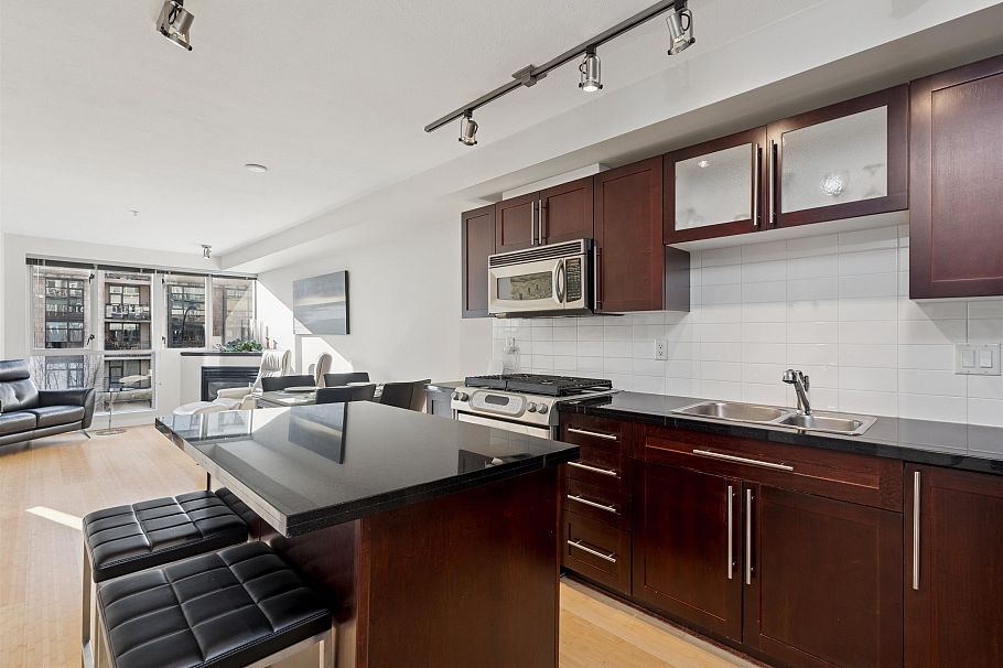 311 122 E 3rd Street North Vancouver, BC - 11