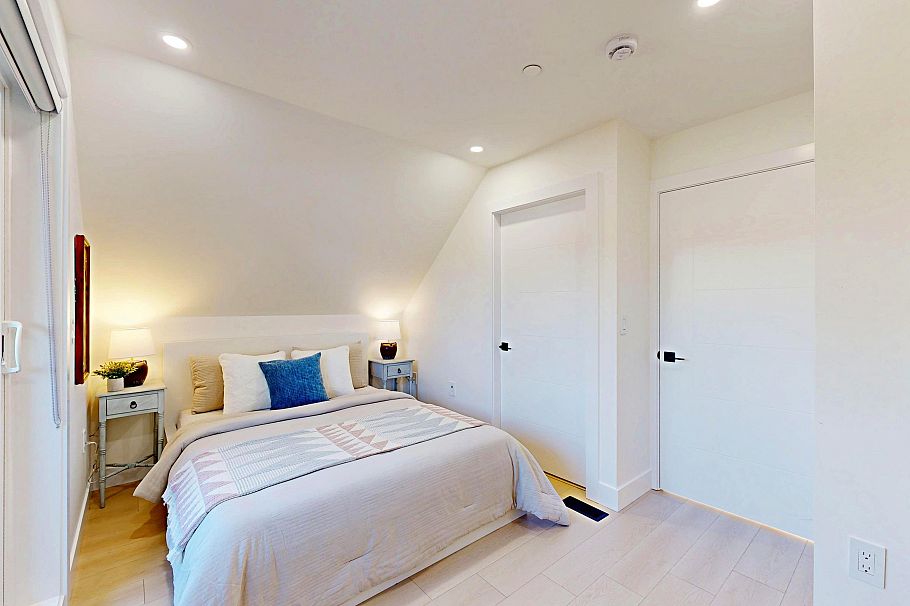 2 3425 Archimedes Street Vancouver, BC - 32