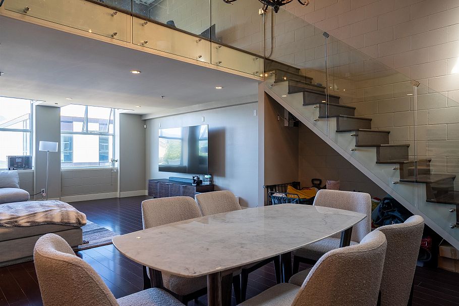 305 1220 E Pender Street Vancouver, BC - 4