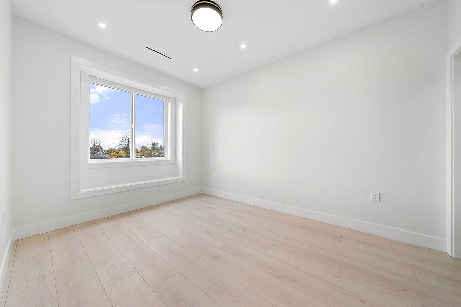 1 3274 E 44th Avenue Vancouver, BC - 35