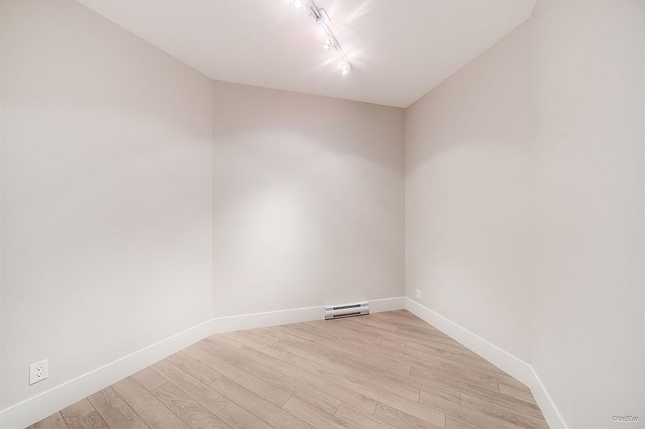 111 3606 Aldercrest Drive North Vancouver, BC - 20